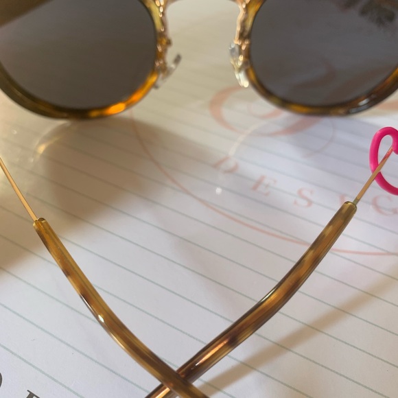 So sunglasses - Picture 2 of 3